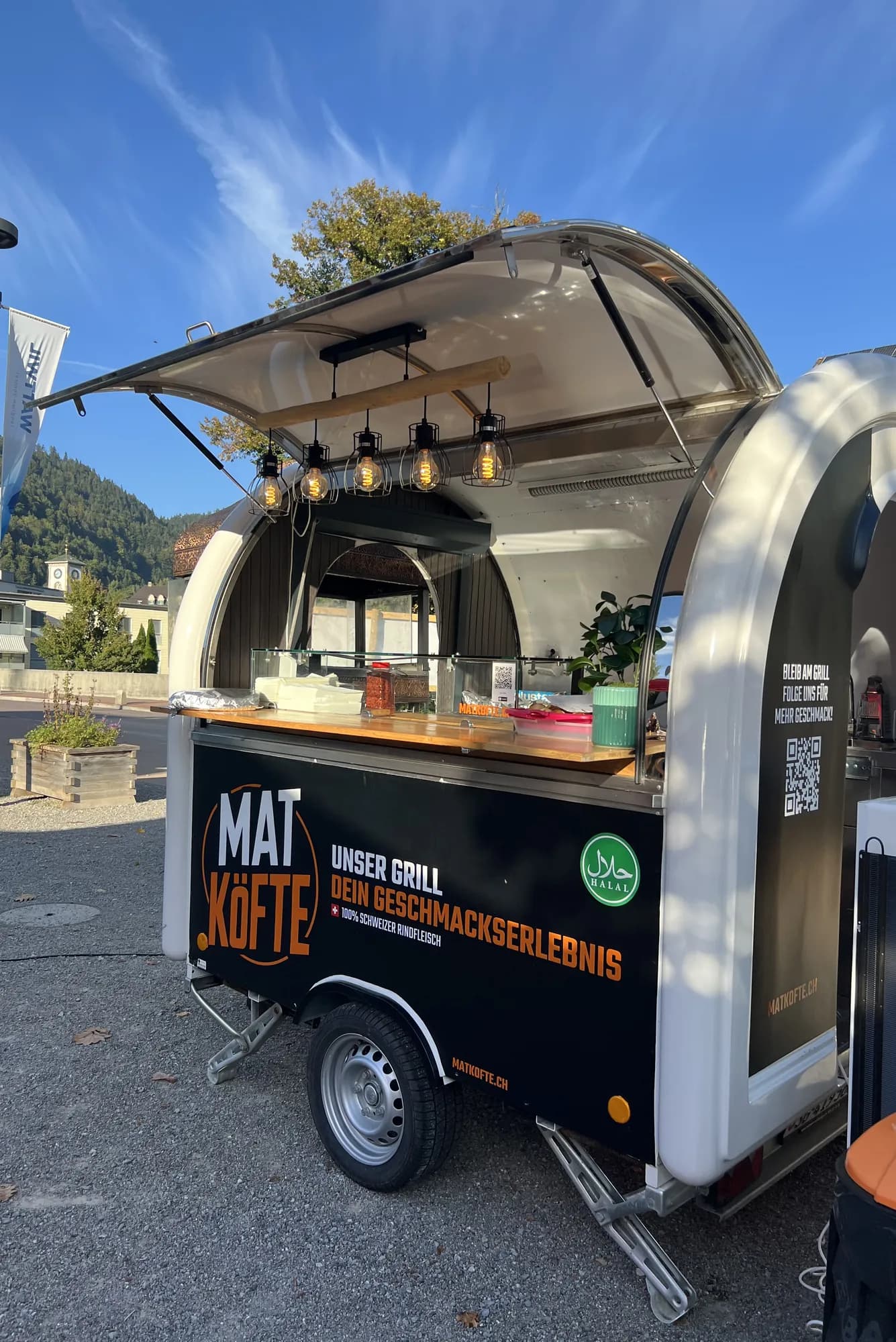 Der MAT Köfte Truck bei Sonnenschein, bereit für Gäste